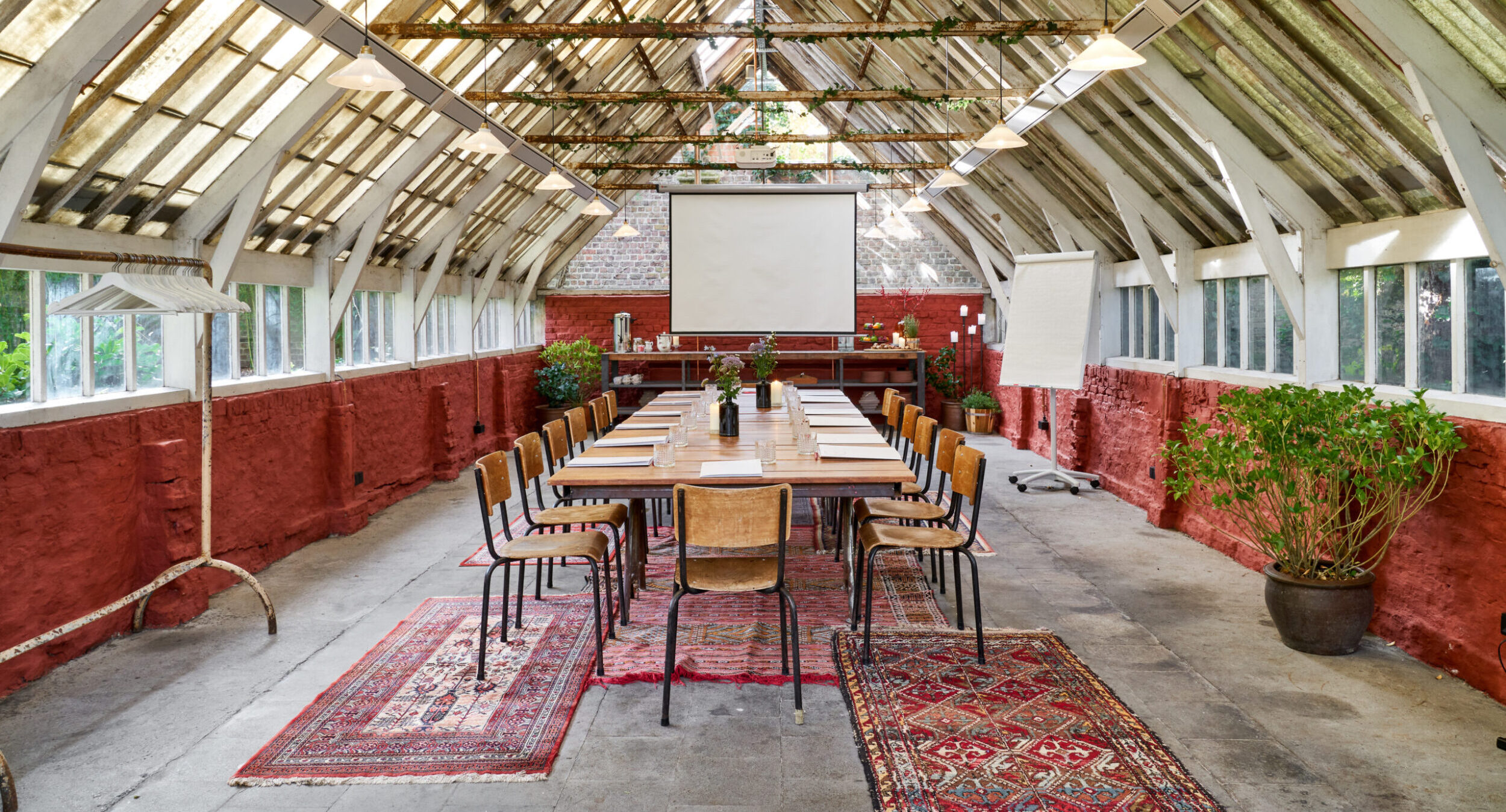 Vergaderen in een 19e-eeuwse serre in centrum Gent