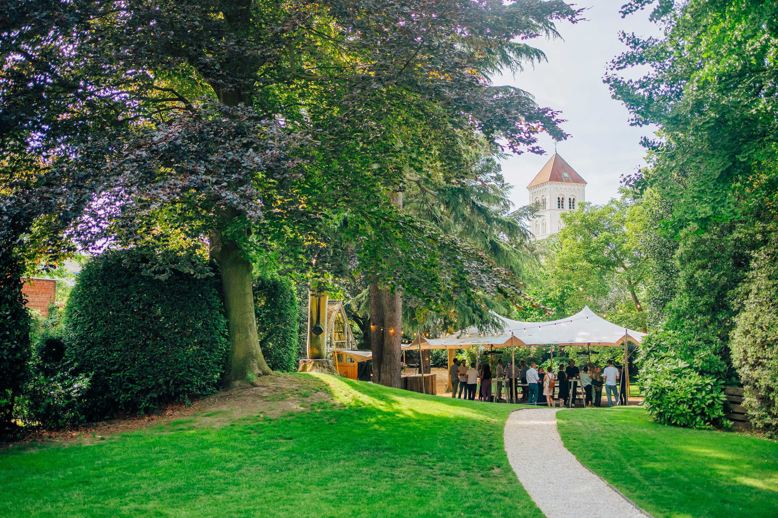 Zonnige feesttuin in Gent