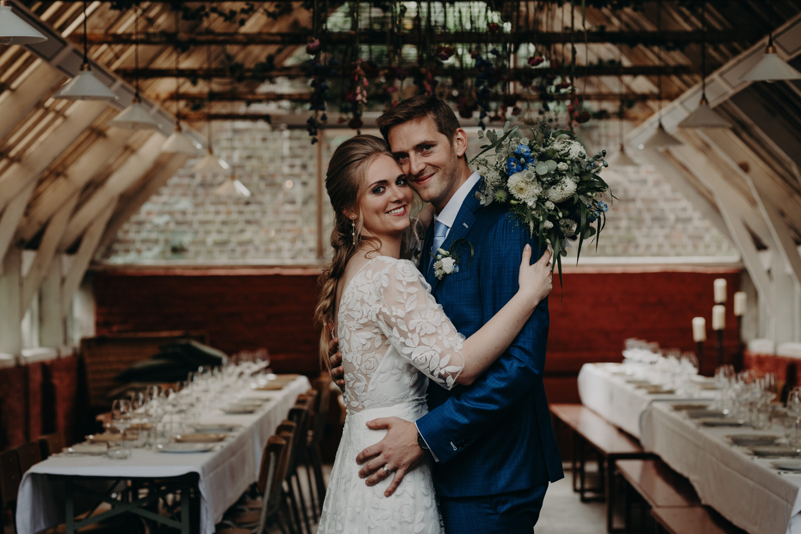 Gelukkig getrouwd koppel in de serre van Alix in Gent