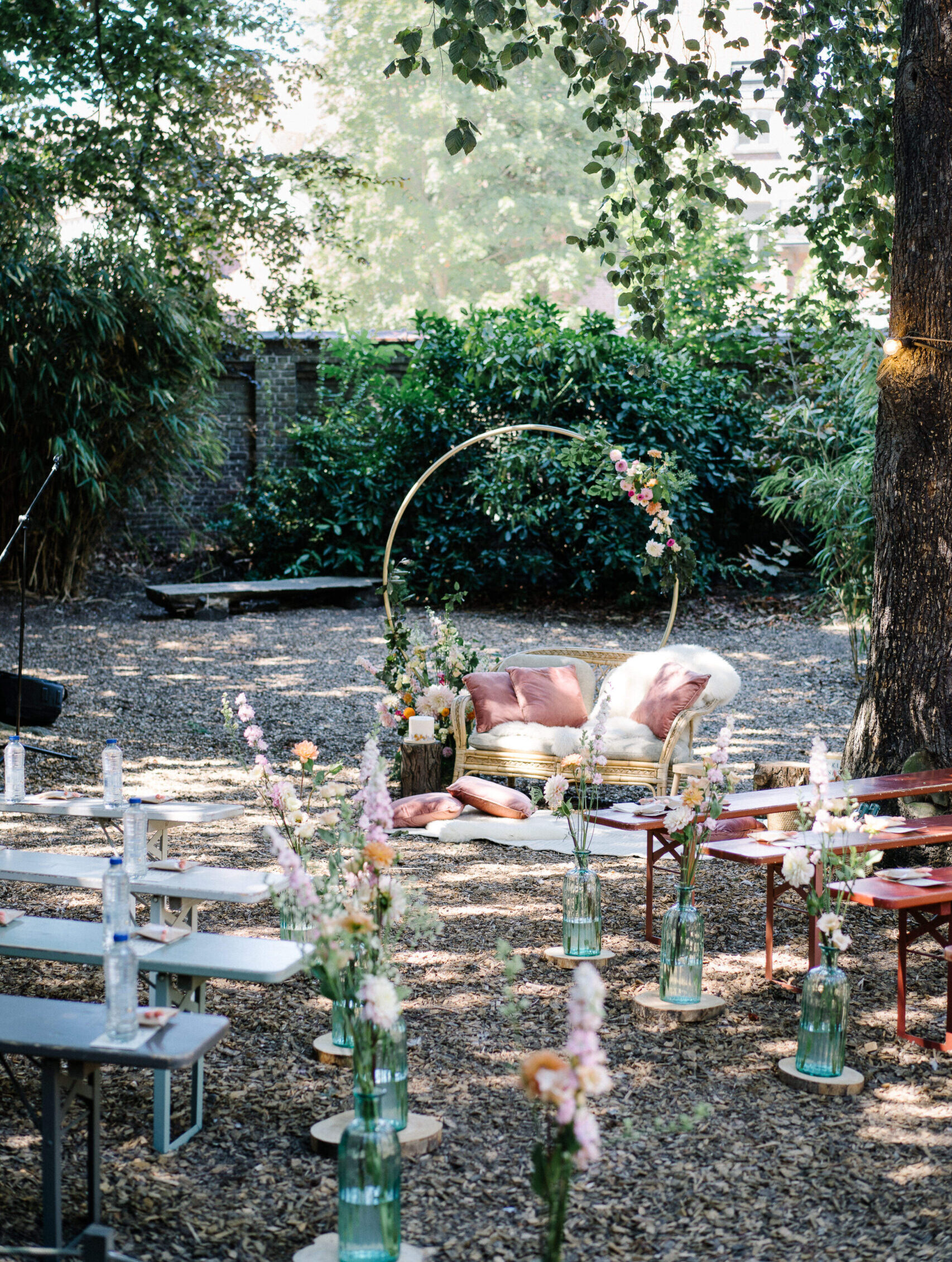 Huwelijks ceremonie in de tuin van Alix in Gent