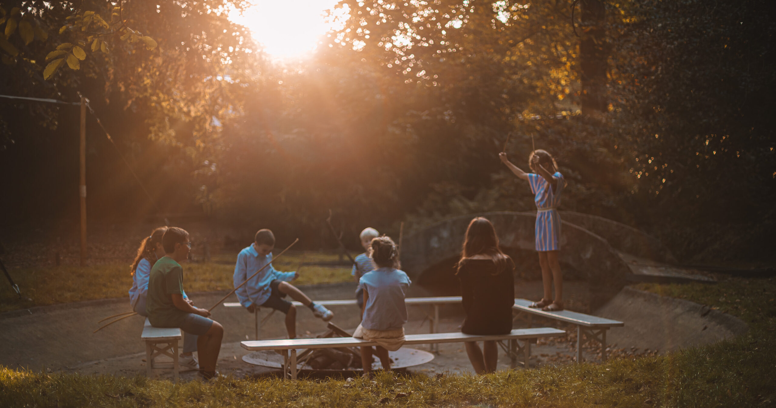 Kinderen spelen in de tuin van Alix in Gent