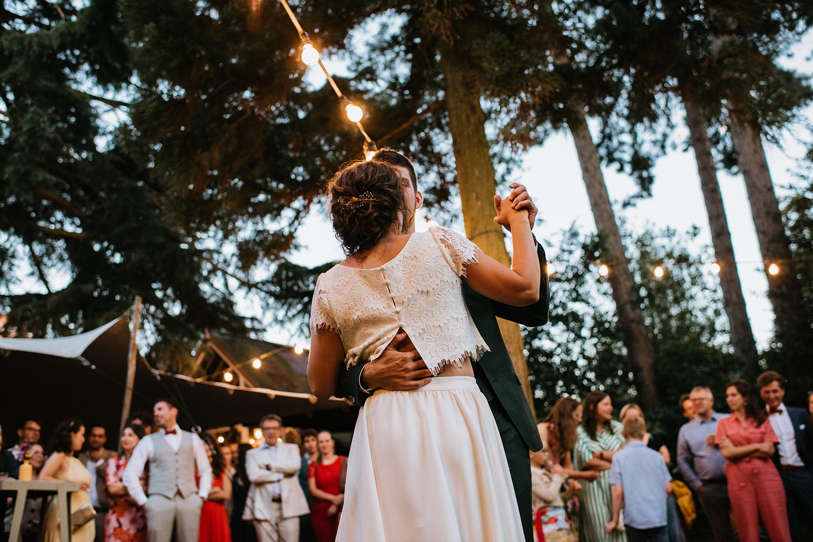 Openingsdans in de tuin van Alix in Gent