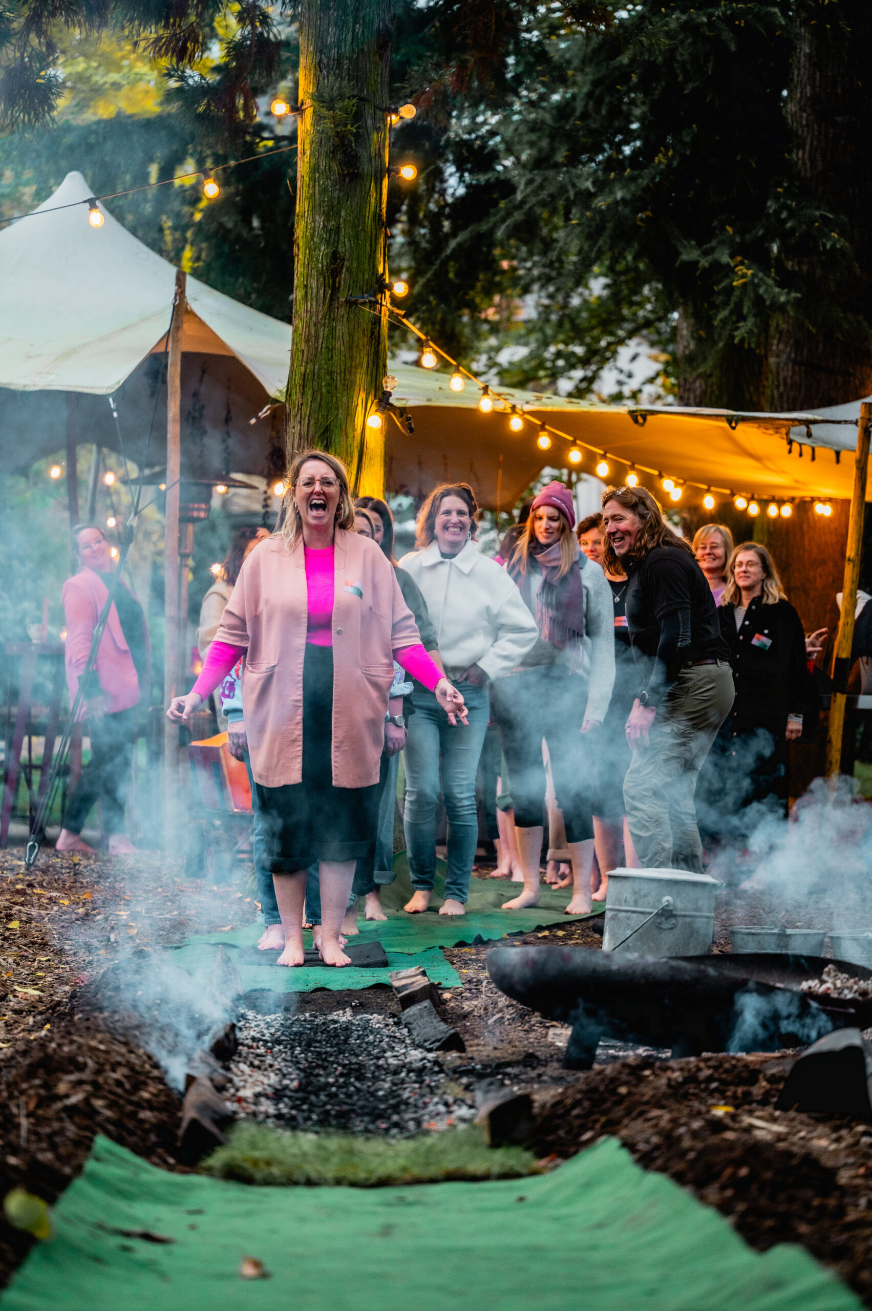 Vuurlopen in de tuin van Alix in Gent als teambuilding